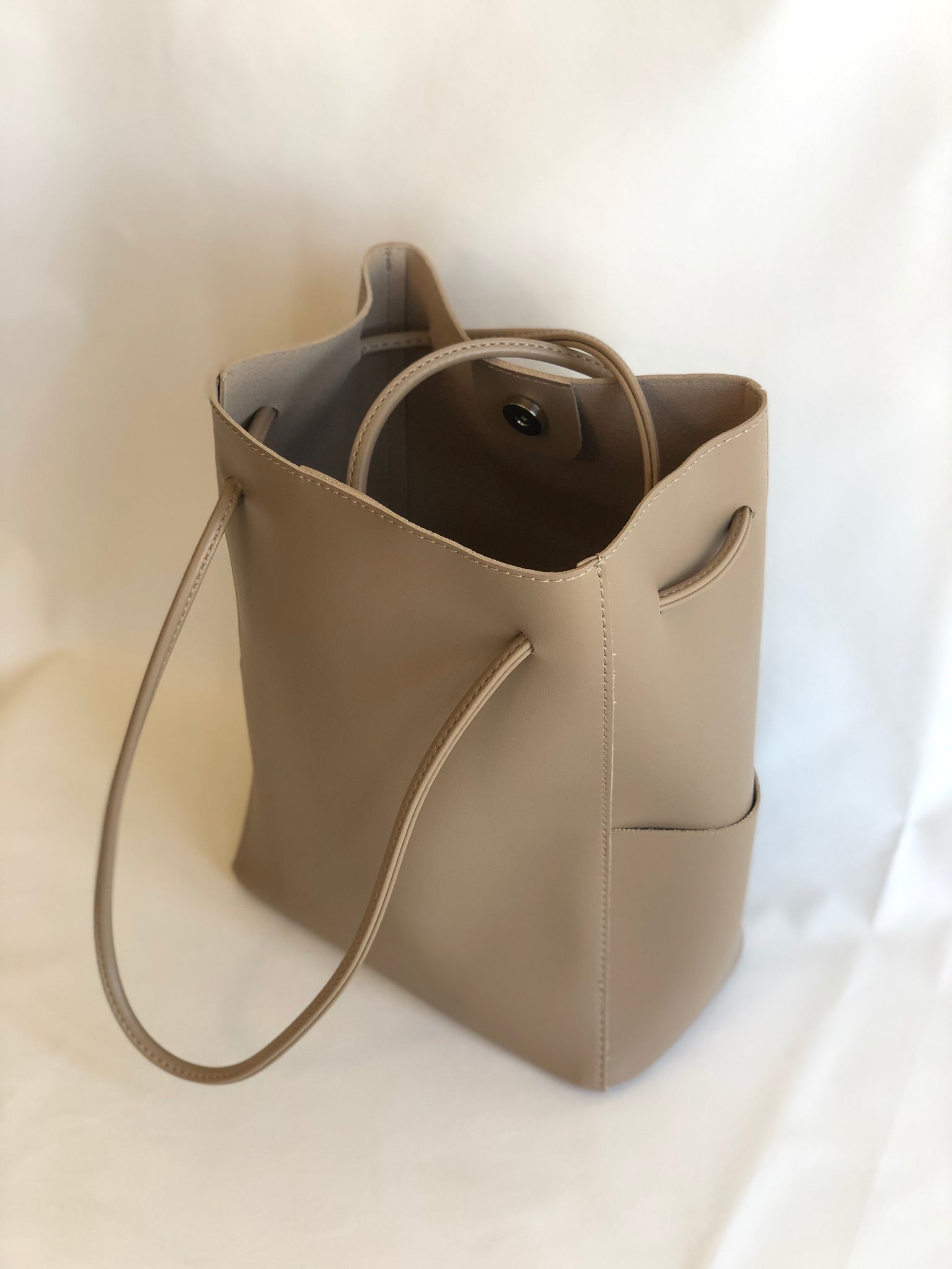 VEGAN LEATHER LARGE BUCKET TOTE BAG – RETIEM